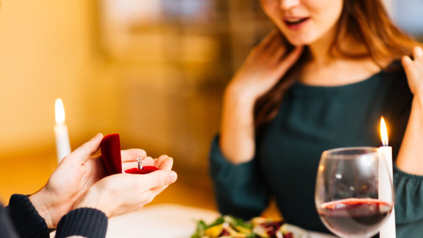 Propose Your Girlfriend During Dinner